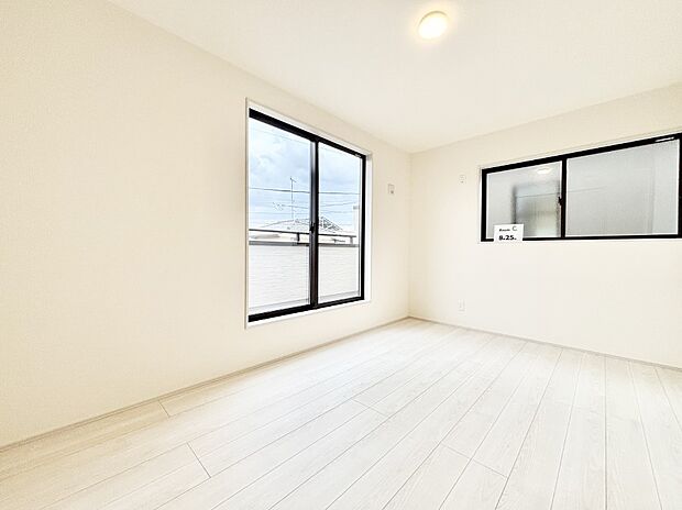 バルコニーが開放感をプラスしてくれる洋室