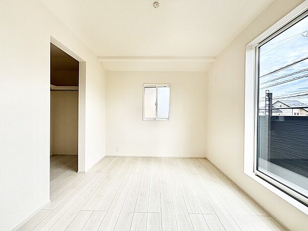 明るいバルコニーサイドに洋室を設置。目覚めの良い寝室に。