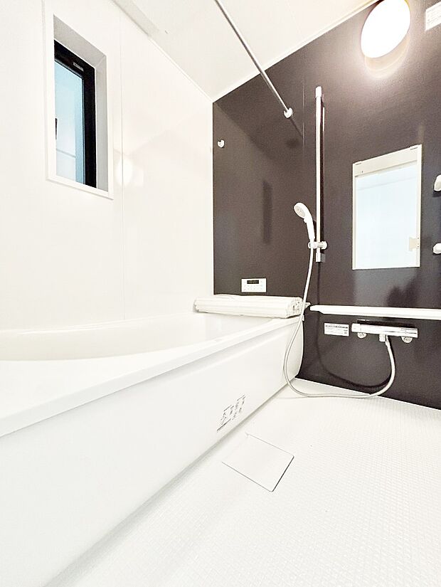 一日の疲れを癒してくれる明るい清潔感のあるバスルーム