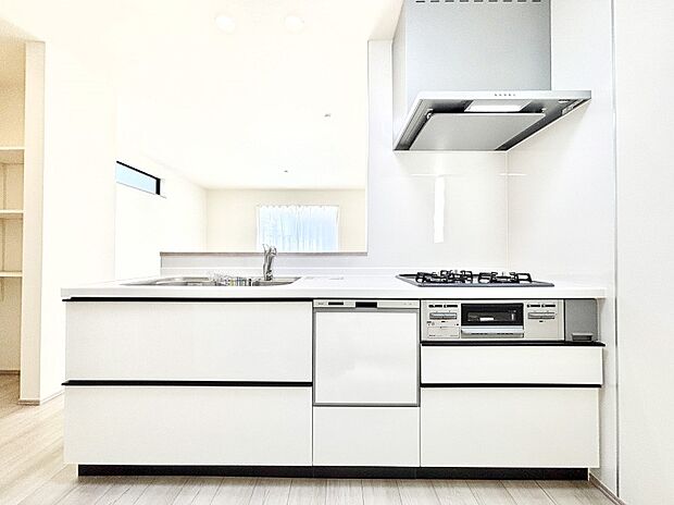 食洗機・浄水器・３ツ口コンロなどデザイン性も機能性も兼ね備えたシステムキッチン！