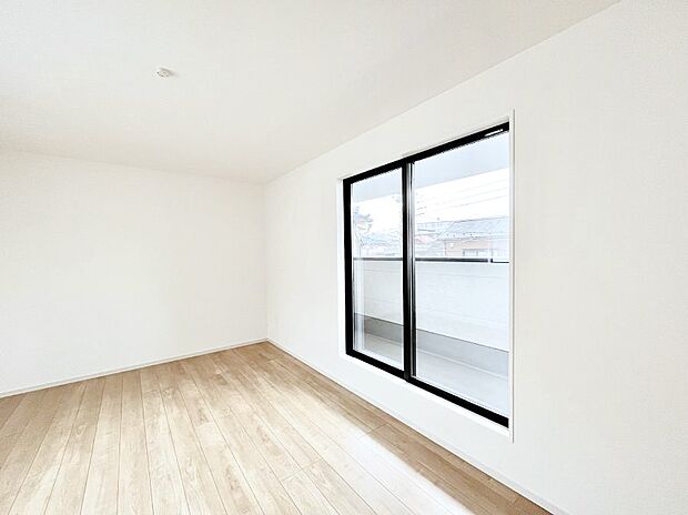 バルコニーが明るさと開放感を演出！朝スッキリと目覚められそうですね！