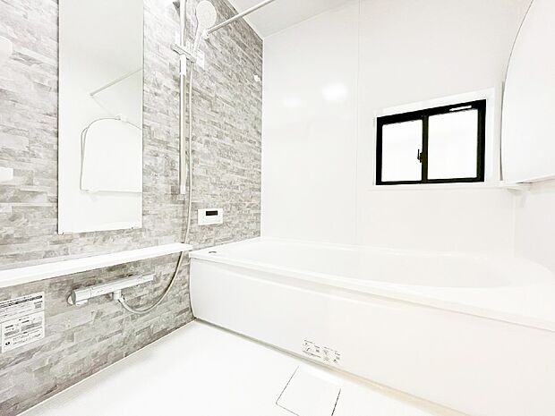 一日の疲れを癒してくれる明るい清潔感のあるバスルーム