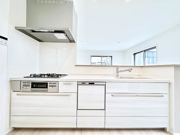 リビングを見渡せる人気のカウンターキッチン。 家族を見守りながら家事をすることができます。