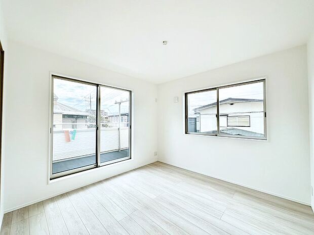 バルコニーが明るさと開放感を演出!朝スッキリと目覚められそうですね。