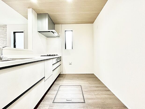 爽やかな風が通り抜けるキッチン。窓があるので明るく換気にも役立ちます。