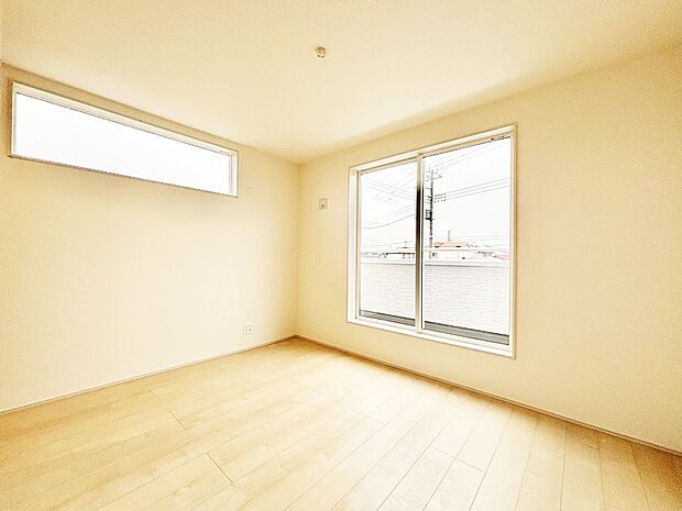 バルコニーが開放感をプラスしてくれる洋室