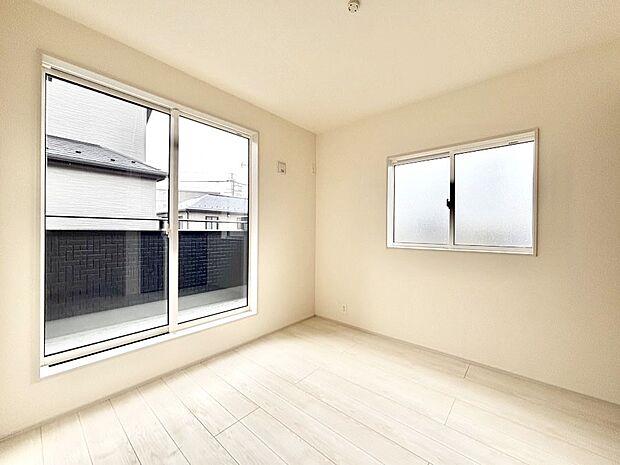 バルコニーが開放感をプラスしてくれる洋室