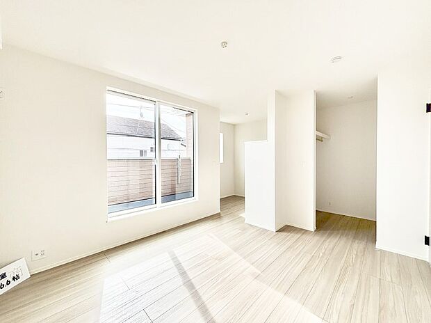 バルコニーが開放感をプラスしてくれる洋室