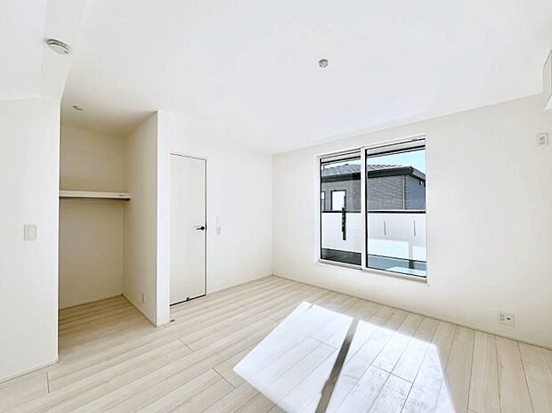 ウォークインクローゼットがあるお部屋！季節ごとの入れ替えも不要で便利です。 