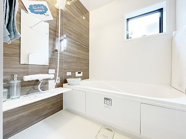 一日の疲れを癒してくれる明るい清潔感のあるバスルーム