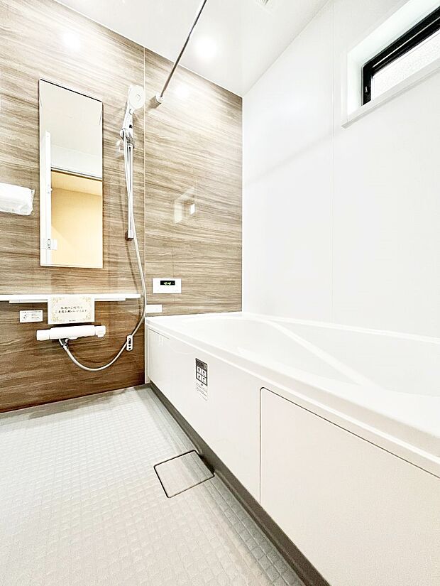 一日の疲れを癒してくれる明るい清潔感のあるバスルーム