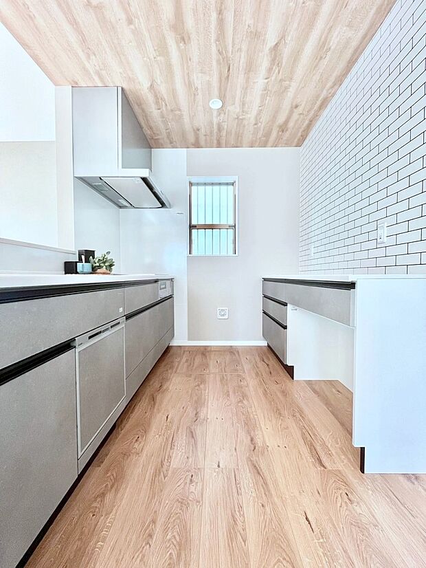 キッチンとお揃いのカップボード。全体に統一感ある仕上がりになっています。