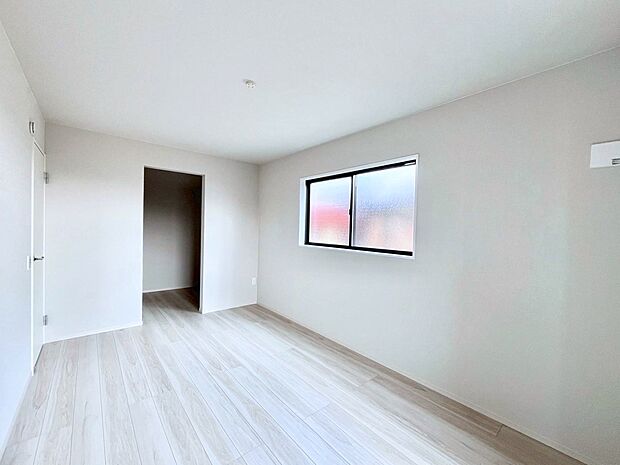 ウォークインクローゼットがあるお部屋！季節ごとの入れ替えも不要で便利です。 