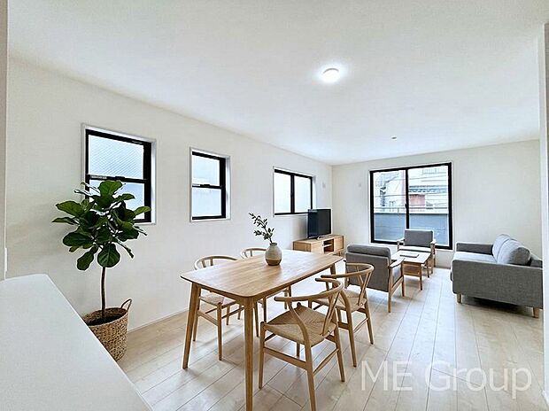 ご家族の賑やかな話し声で包まれる明るいリビング  ※家具はCGです