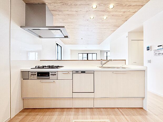 リビングを見渡せる人気のカウンターキッチン。 家族を見守りながら家事をすることができます。