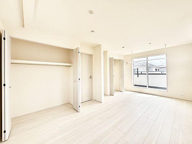 ライフスタイルに合わせて2部屋として利用できる広々とした洋室