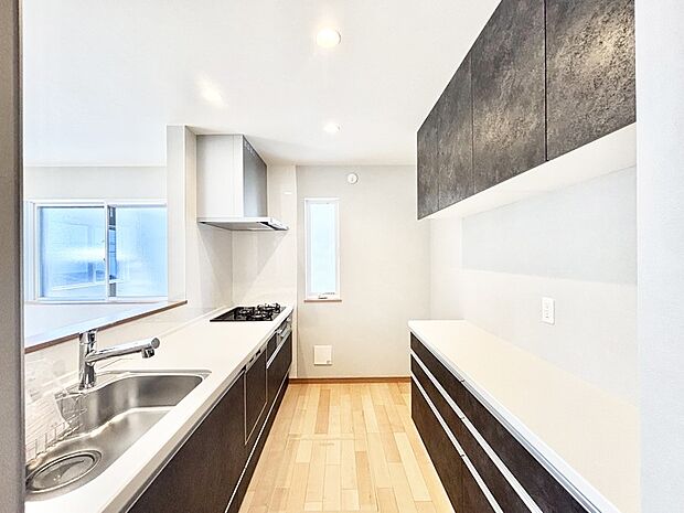 カップボードを設置した充実のキッチン。家族で一緒にお料理するのも楽しくなるキッチンです。