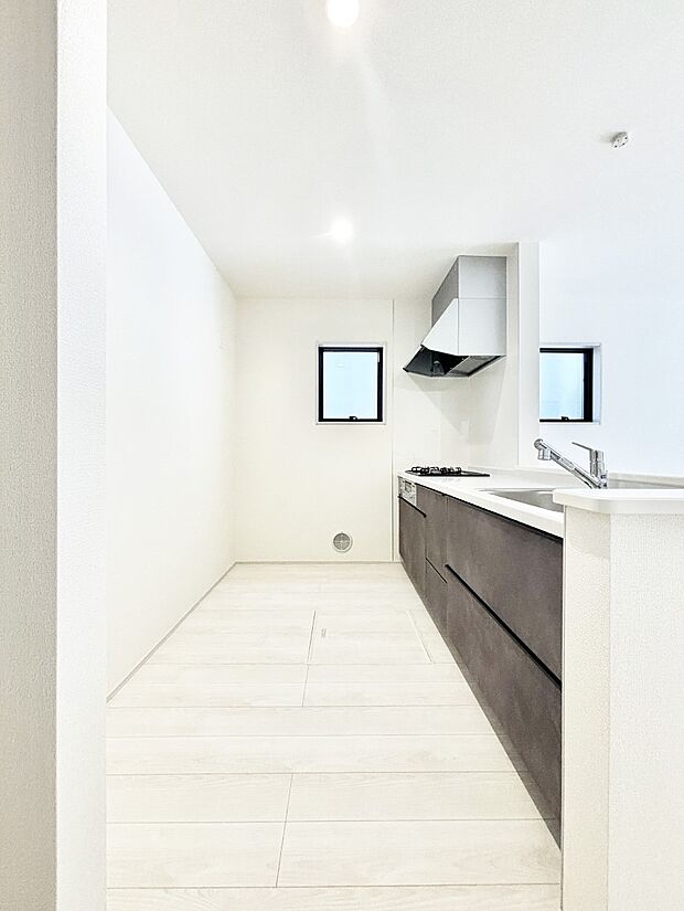 爽やかな風が通り抜けるキッチン。窓があるので明るく換気にも役立ちます。