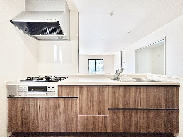 リビングを見渡せる人気のカウンターキッチン。 家族を見守りながら家事をすることができます。