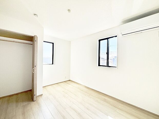 やさしい光がさしこむ居室はしっかり収納付き