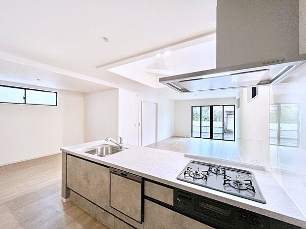 食洗機・浄水器・３ツ口コンロなどデザイン性も機能性も兼ね備えたシステムキッチン！