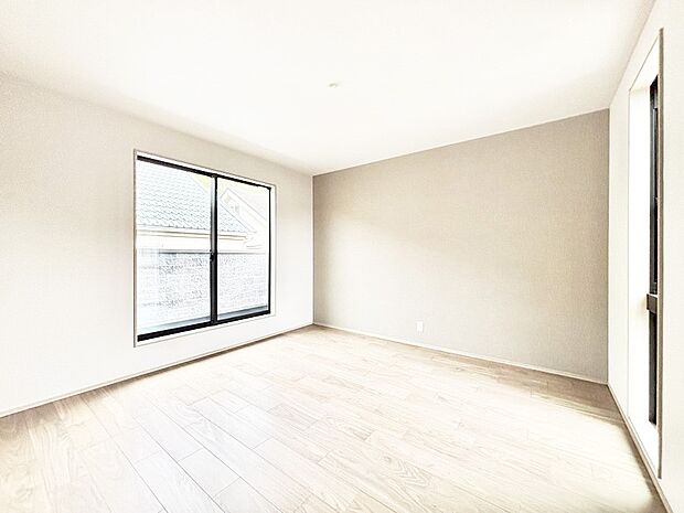 バルコニーが開放感をプラスしてくれる洋室