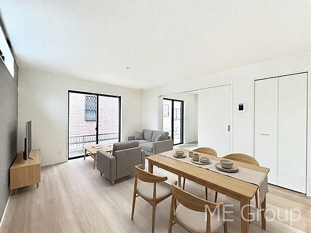 ご家族の賑やかな話し声で包まれる明るいリビング ※家具はCGです