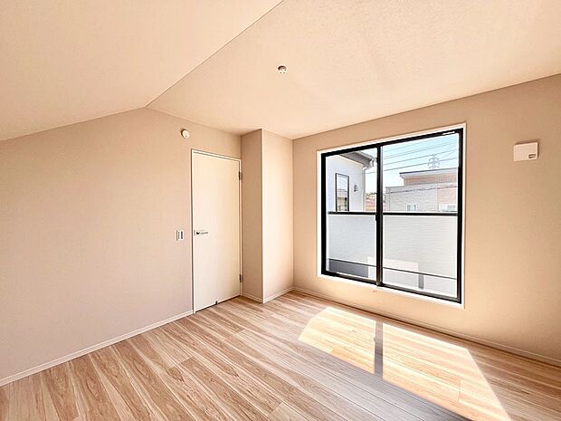 明るいバルコニーサイドに洋室を設置。目覚めの良い寝室に。 