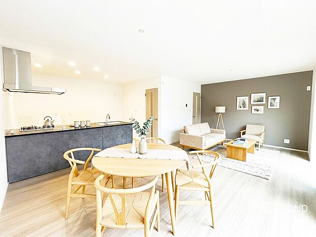 家族の和やかな会話が聞こえてきそう。開放感のあるリビングです。※家具はCGです  