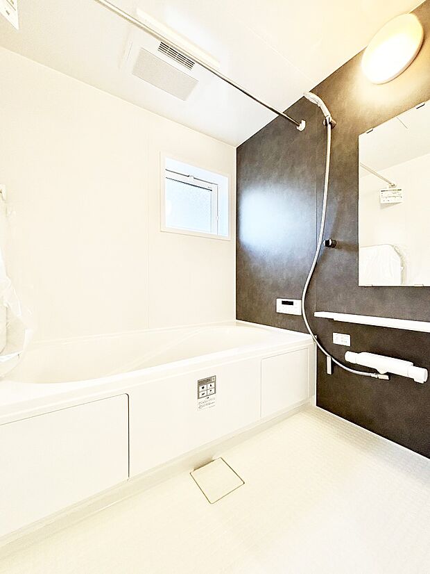 一日の疲れを癒してくれる明るい清潔感のあるバスルーム