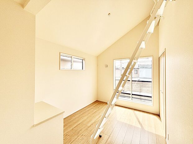 バルコニーが開放感をプラスしてくれる洋室