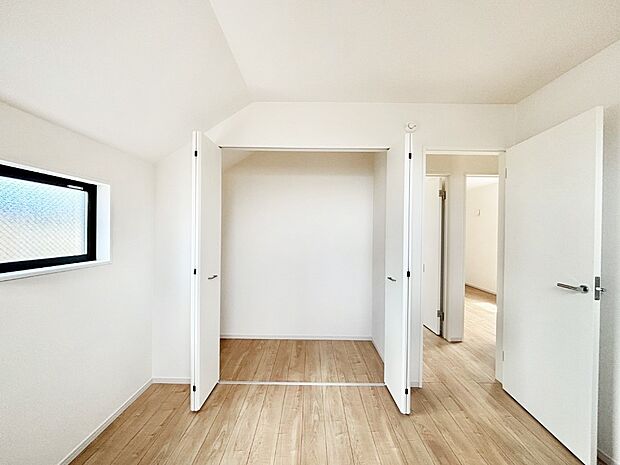 やさしい光がさしこむ居室はしっかり収納付き