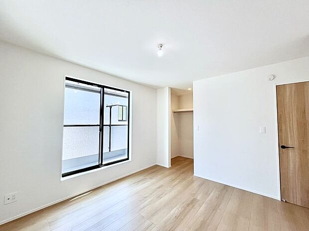 ウォークインクローゼットがあるお部屋!季節ごとの入れ替えも不要で便利です。