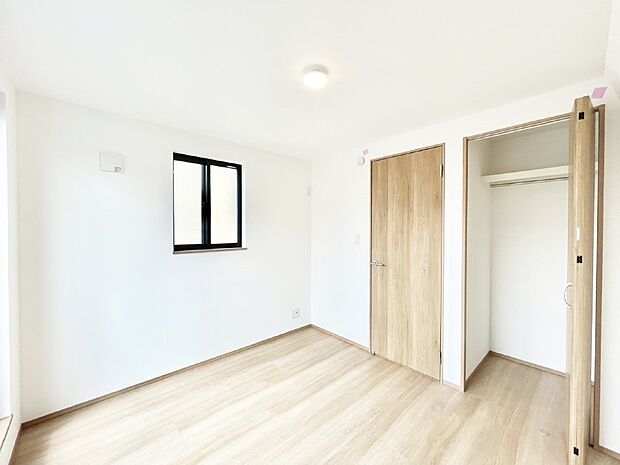 やさしい光がさしこむ居室はしっかり収納付き