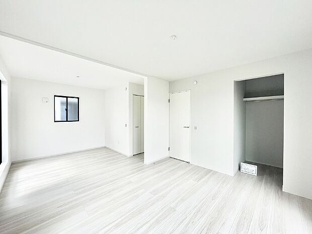 ライフスタイルに合わせて2部屋として利用できる広々とした洋室。