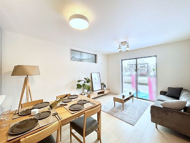 穏やかな陽だまりに包まれる、居心地の良いリビングで家族団らん!