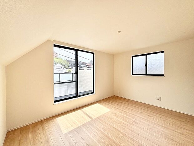 バルコニーが開放感をプラスしてくれる洋室