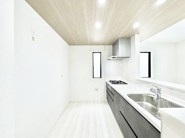 爽やかな風が通り抜けるキッチン。窓があるので明るく換気にも役立ちます。