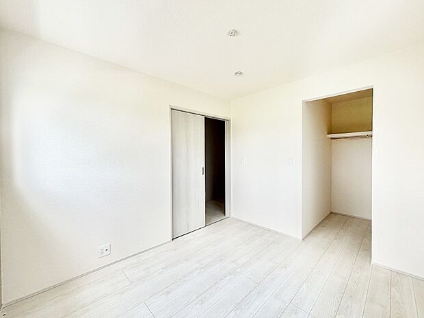ウォークインクローゼットがあるお部屋！季節ごとの入れ替えも不要で便利です。 
