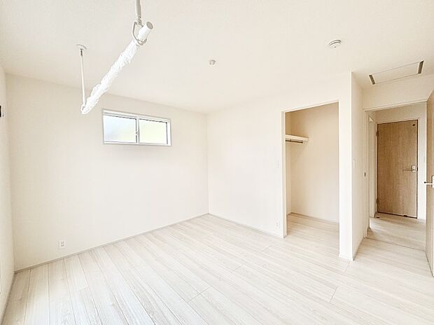 ウォークインクローゼットがあるお部屋！季節ごとの入れ替えも不要で便利です。 