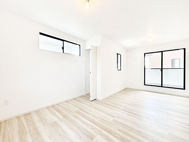 ライフスタイルに合わせて2部屋として利用できる広々とした洋室。