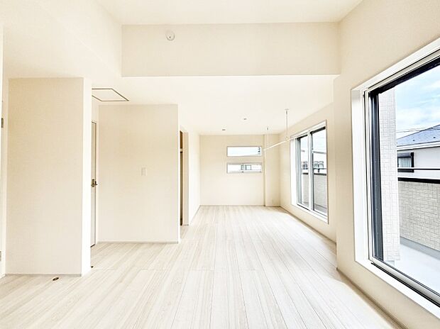ライフスタイルに合わせて2部屋として利用できる広々とした洋室。