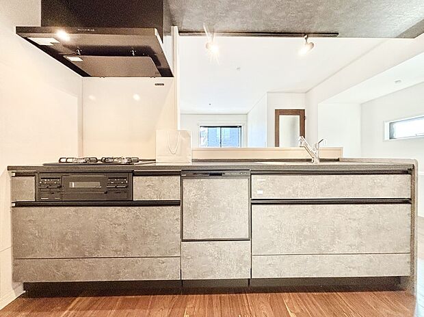 【キッチン】毎日使うキッチンだから、使いやすさ＆お手入れのしやすさにこだわりました。 