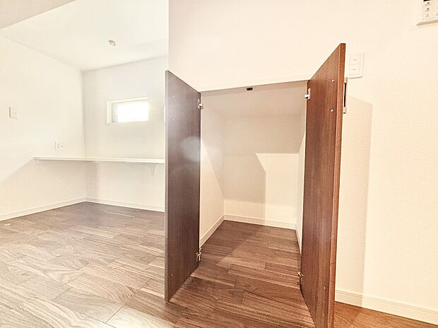 【その他設備(リビング収納)】物が集まりそうなLDKもスッキリ片付きます。  