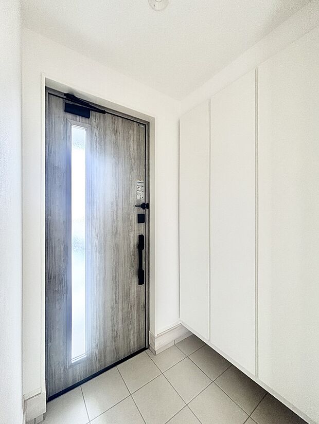 【玄関】天井まである玄関収納で、家族全員の靴もすっきり収納！