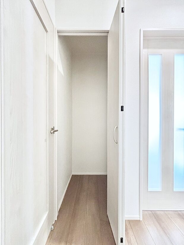 【廊下収納】廊下収納。掃除道具や季節の小物を収納することができます。