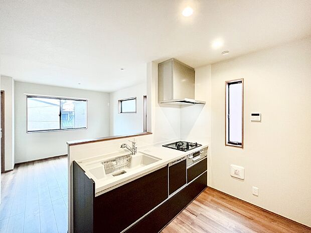 【ダイニングキッチン】料理をしながらご家族との会話を楽しめる対面カウンターキッチン    