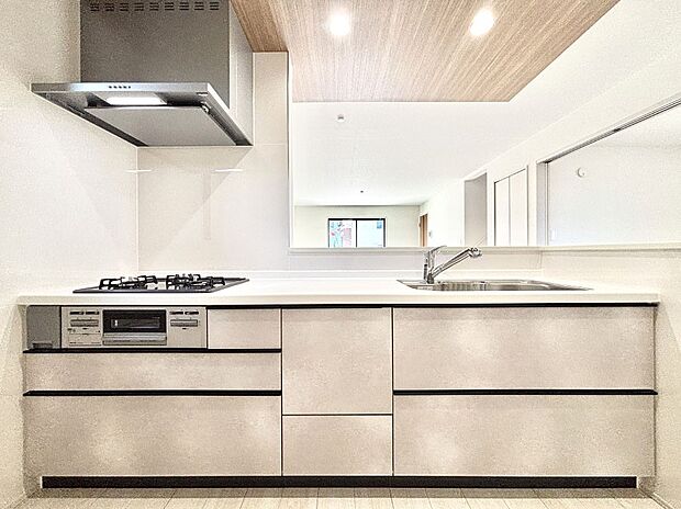 【ダイニングキッチン】料理をしながらでもご家族との会話を楽しめる対面キッチン