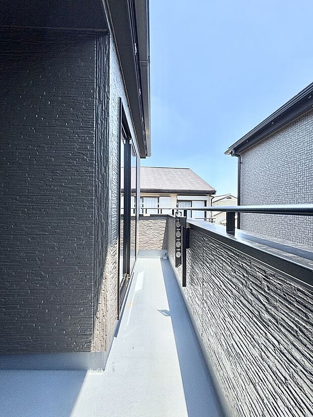 【バルコニー】南向きのバルコニー!ご家族の洗濯物はもちろん、お布団もたっぷり干せます!