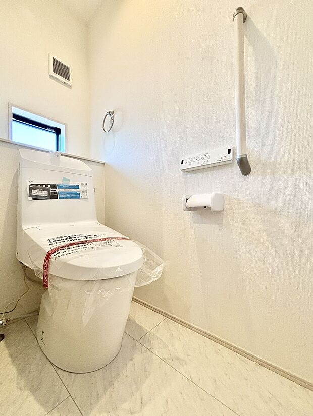 【トイレ】トイレは1階と2階それぞれに配置されていてとても便利です。